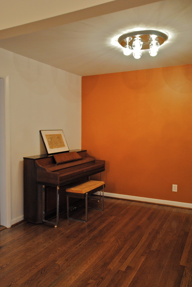 Mittelgroßes Modernes Arbeitszimmer mit Studio, weißer Wandfarbe und braunem Holzboden in Atlanta