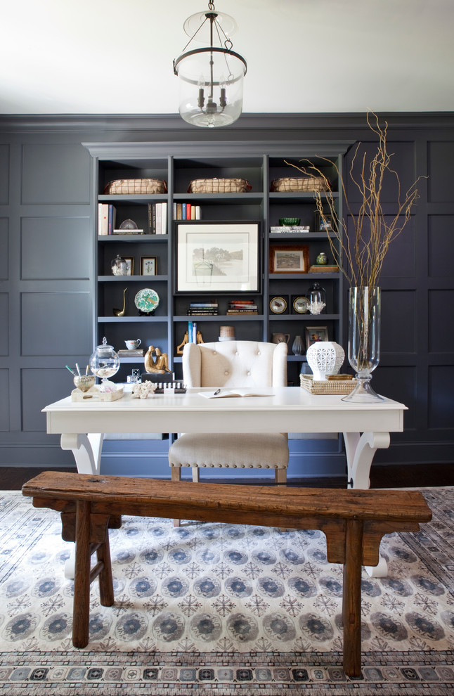 Kleines Klassisches Arbeitszimmer mit Studio, grauer Wandfarbe, dunklem Holzboden und freistehendem Schreibtisch in Atlanta