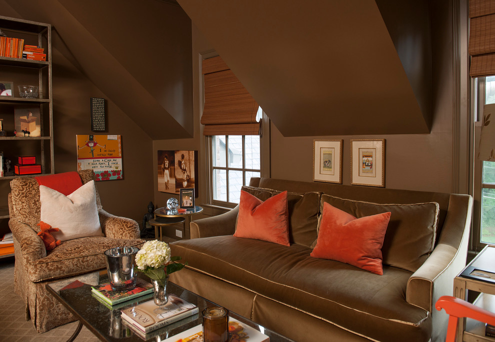 Exempel på ett klassiskt arbetsrum, med bruna väggar
