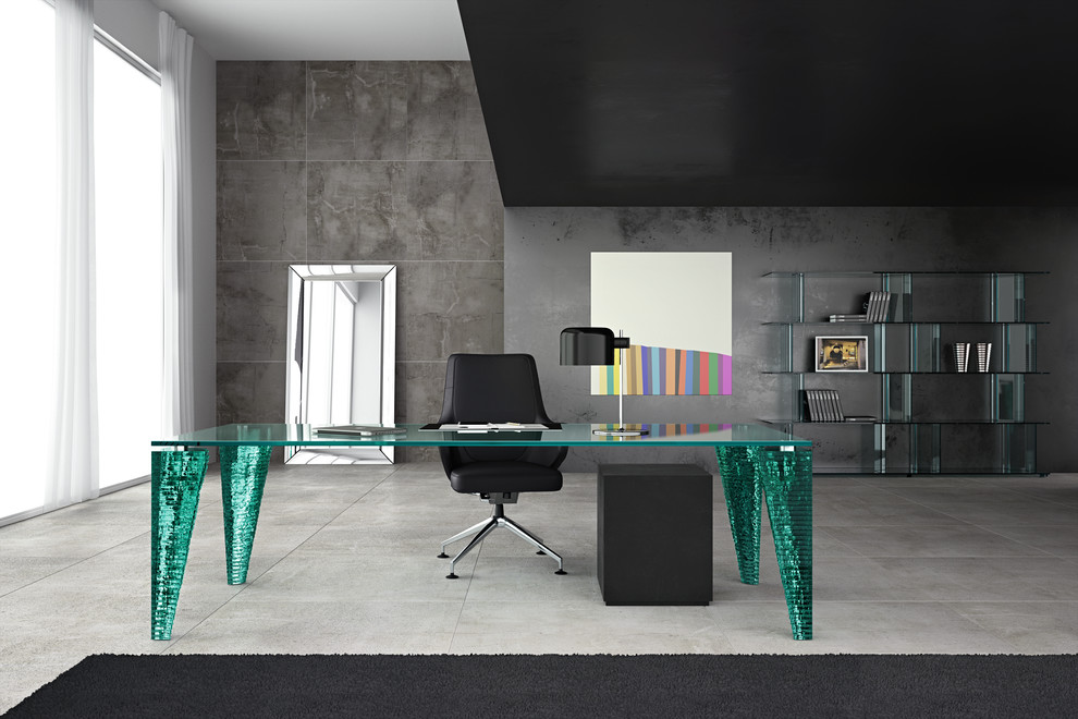Ejemplo de despacho actual grande con paredes grises, suelo de baldosas de porcelana, escritorio independiente y suelo gris