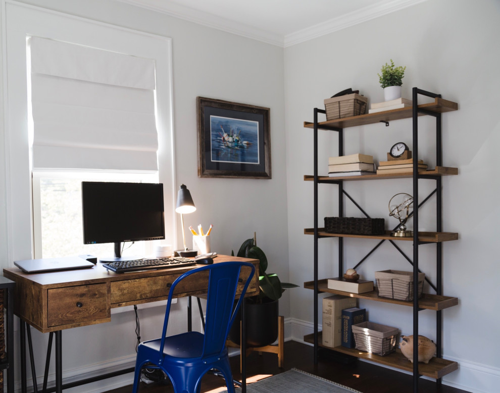Foto de despacho tradicional renovado de tamaño medio sin chimenea con paredes grises, suelo de madera en tonos medios, escritorio independiente y suelo marrón
