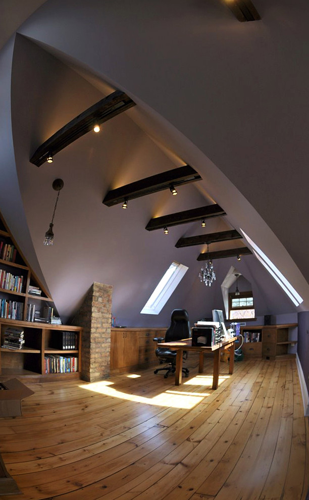 おしゃれなホームオフィス・書斎 (紫の壁、無垢フローリング、自立型机) の写真