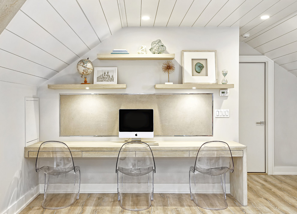 Maritimes Arbeitszimmer ohne Kamin mit Arbeitsplatz, weißer Wandfarbe, hellem Holzboden und Einbau-Schreibtisch in New York
