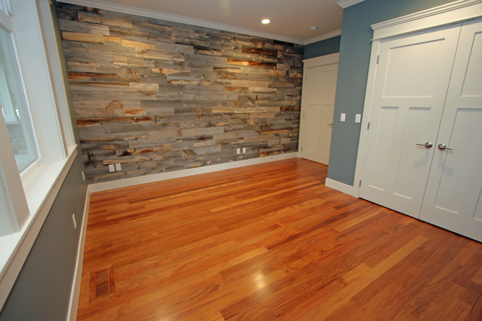 Ejemplo de despacho clásico de tamaño medio con paredes azules y suelo de madera en tonos medios