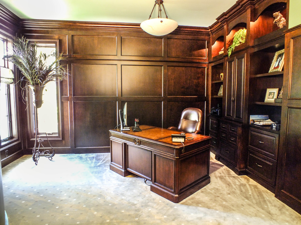 Aménagement d'un très grand bureau classique avec moquette, un bureau indépendant et un mur marron.