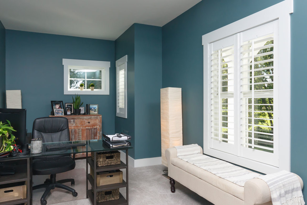 クリーブランドにあるカントリー風のおしゃれなホームオフィス・書斎 (青い壁、カーペット敷き、暖炉なし、自立型机) の写真