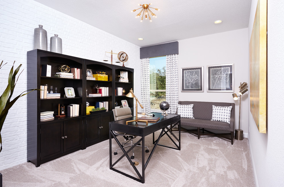 Diseño de despacho contemporáneo de tamaño medio con paredes blancas, moqueta, escritorio independiente y suelo beige