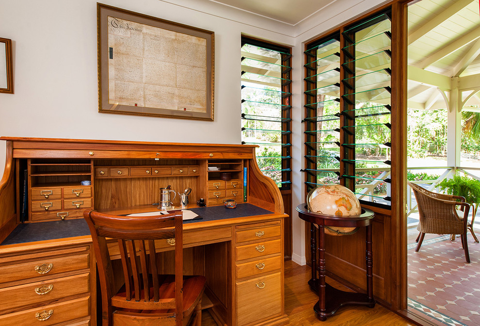 Ejemplo de despacho tradicional de tamaño medio con suelo de madera clara y escritorio independiente