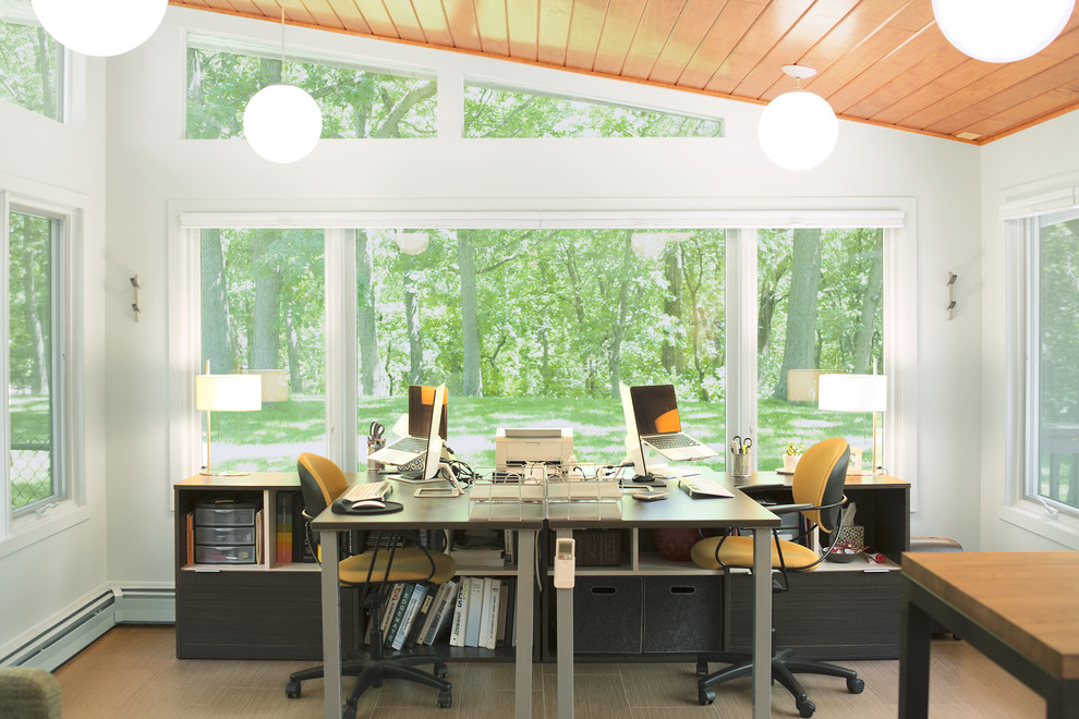 Modelo de despacho retro de tamaño medio con paredes blancas, suelo vinílico, escritorio independiente y suelo beige