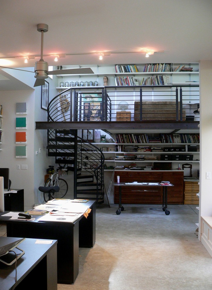 デンバーにあるお手頃価格の中くらいなインダストリアルスタイルのおしゃれなホームオフィス・書斎 (グレーの壁、自立型机) の写真
