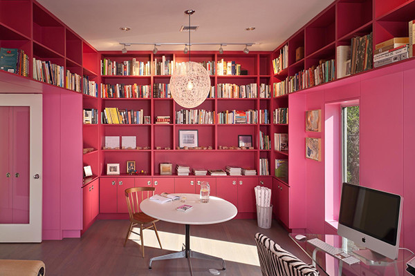 ヒューストンにある広いモダンスタイルのおしゃれな書斎 (ピンクの壁、淡色無垢フローリング、暖炉なし、自立型机) の写真