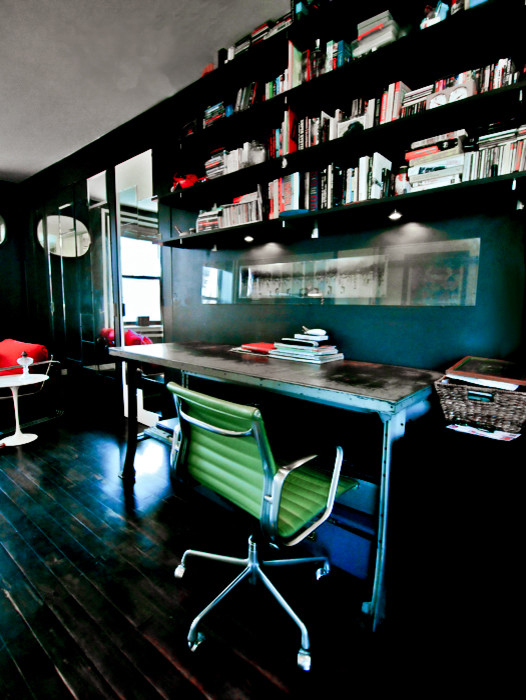 Kleines Industrial Arbeitszimmer mit grauer Wandfarbe, dunklem Holzboden und freistehendem Schreibtisch in New York
