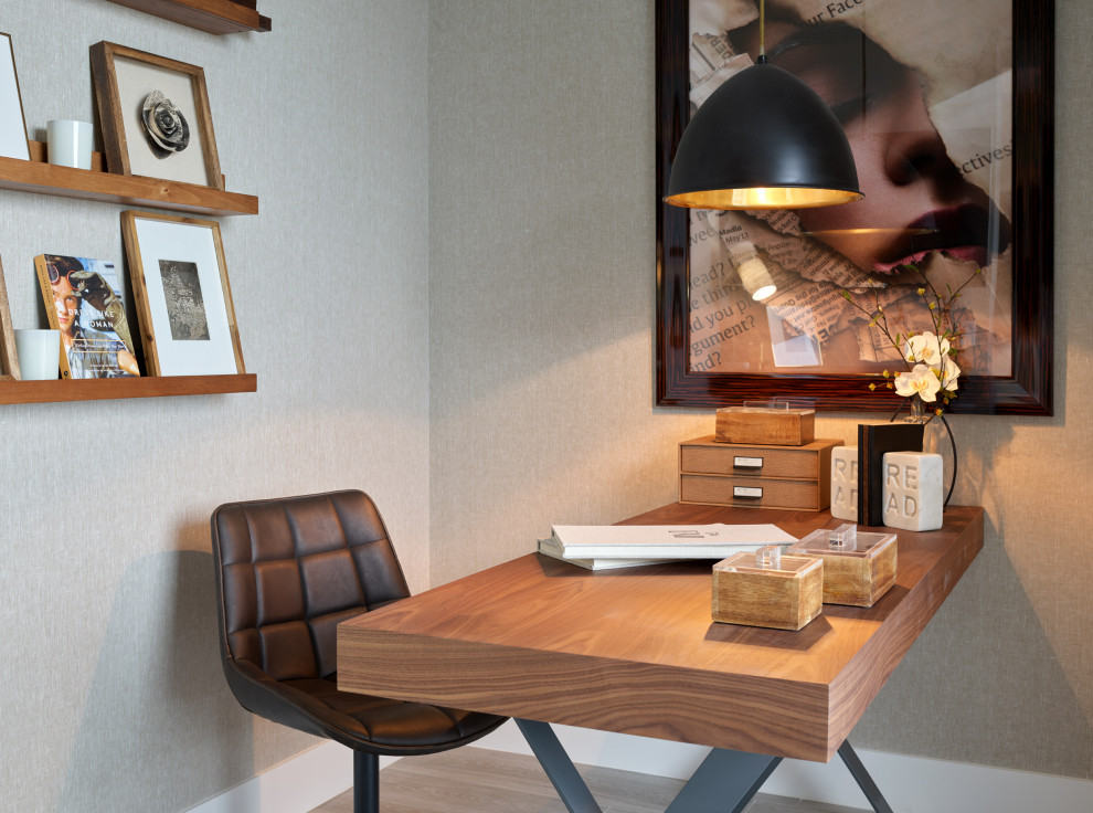Свежая идея для дизайна: рабочее место среднего размера в современном стиле с отдельно стоящим рабочим столом, бежевым полом и серыми стенами - отличное фото интерьера