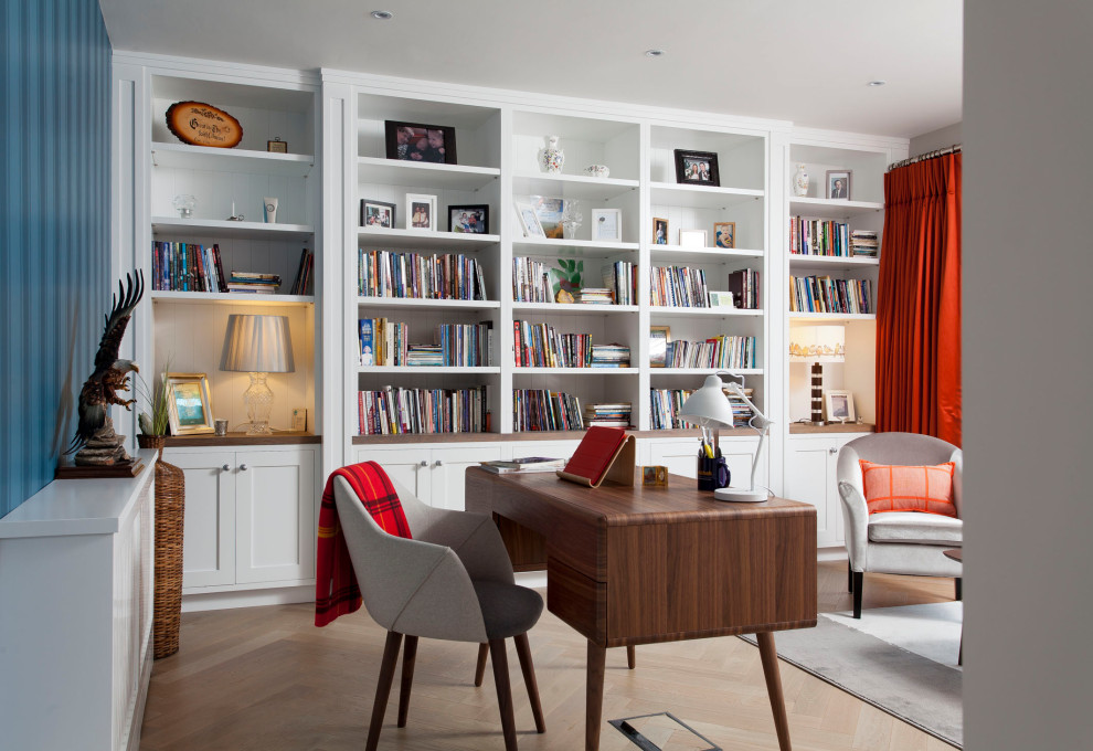 Inspiration för ett funkis arbetsrum, med mellanmörkt trägolv, ett fristående skrivbord och brunt golv