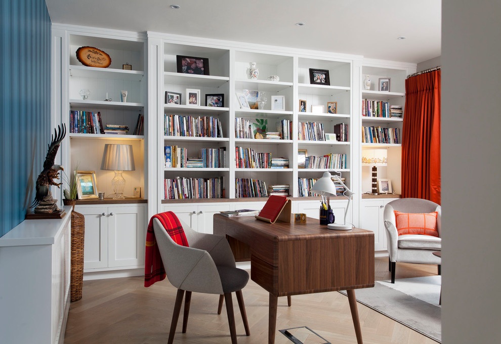 ダブリンにある中くらいなトランジショナルスタイルのおしゃれな書斎 (淡色無垢フローリング、自立型机、ベージュの床、グレーの壁) の写真