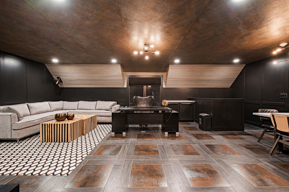 Diseño de despacho tradicional renovado extra grande con escritorio independiente, suelo marrón y paredes marrones