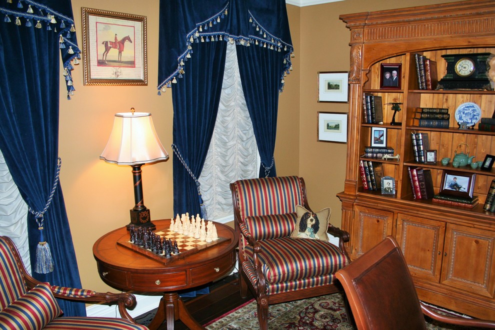 Mittelgroßes Klassisches Arbeitszimmer mit beiger Wandfarbe, dunklem Holzboden und freistehendem Schreibtisch in Indianapolis