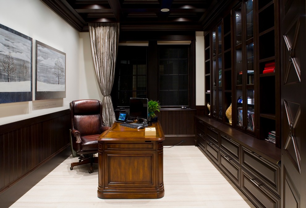 Modelo de despacho minimalista de tamaño medio sin chimenea con paredes blancas, suelo de travertino y escritorio independiente
