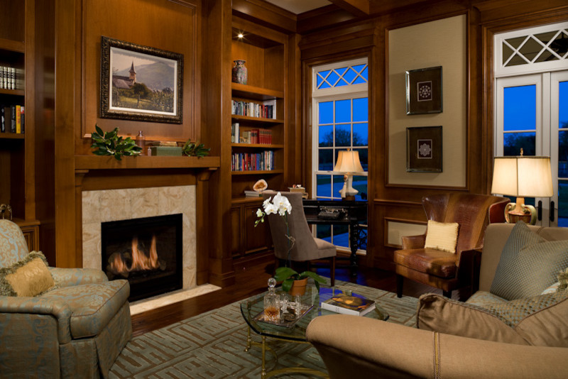 Exemple d'un bureau chic de taille moyenne avec un mur beige, parquet foncé, une cheminée standard, un manteau de cheminée en carrelage, un bureau indépendant et un sol marron.