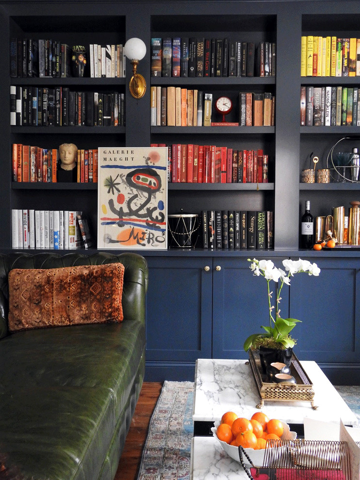 Источник вдохновения для домашнего уюта: домашняя библиотека среднего размера в классическом стиле с серыми стенами, паркетным полом среднего тона и коричневым полом без камина