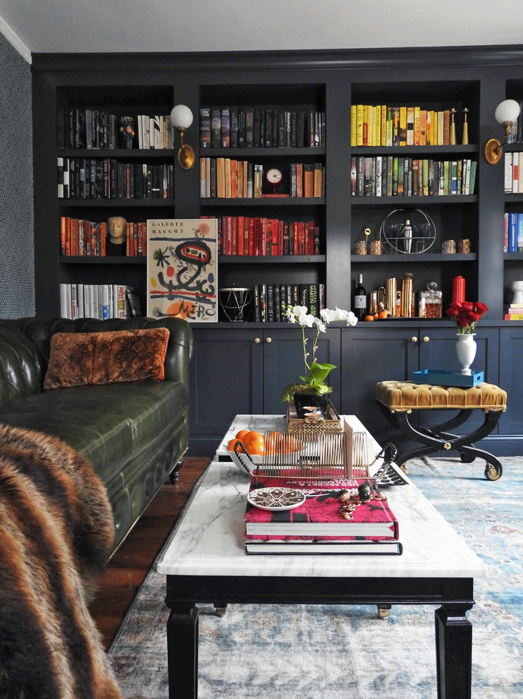 ニューヨークにある中くらいなトラディショナルスタイルのおしゃれなホームオフィス・書斎 (ライブラリー、グレーの壁、無垢フローリング、暖炉なし、茶色い床) の写真