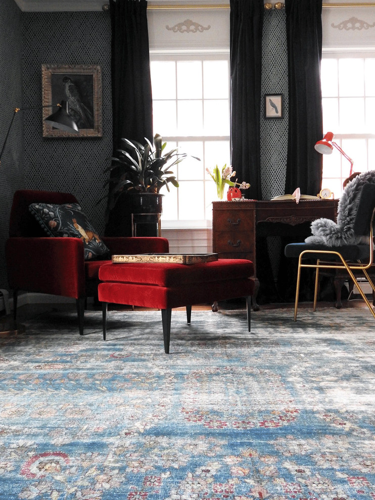 Imagen de despacho tradicional de tamaño medio sin chimenea con paredes grises, suelo de madera en tonos medios, suelo marrón y escritorio independiente