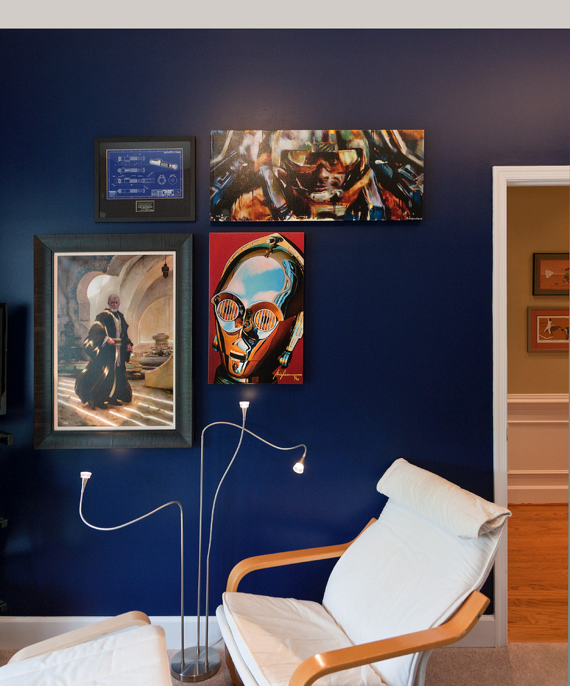 Idéer för mellanstora funkis hemmabibliotek, med blå väggar och mellanmörkt trägolv