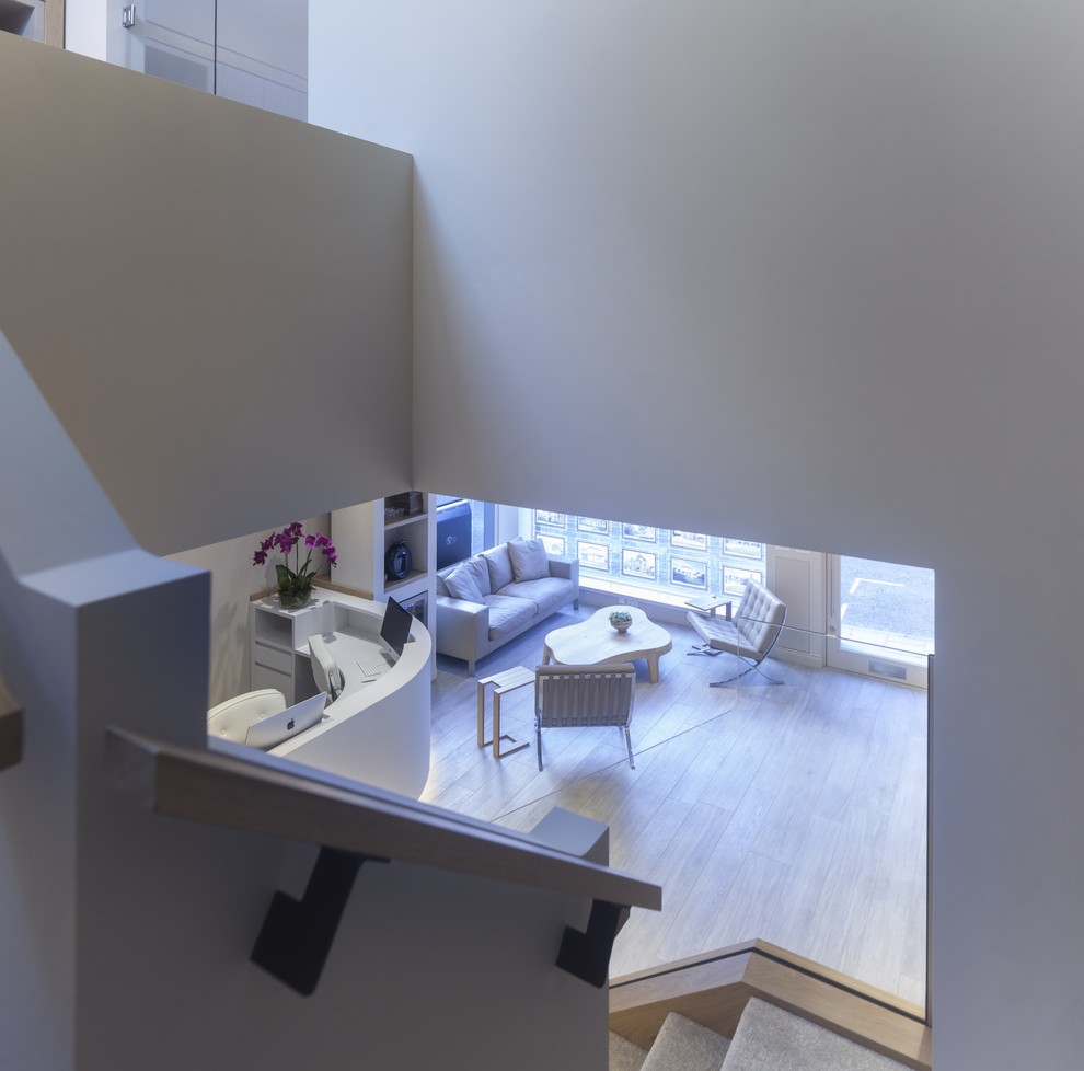 Großes Modernes Arbeitszimmer ohne Kamin mit Studio, weißer Wandfarbe, Teppichboden und Einbau-Schreibtisch in Cheshire