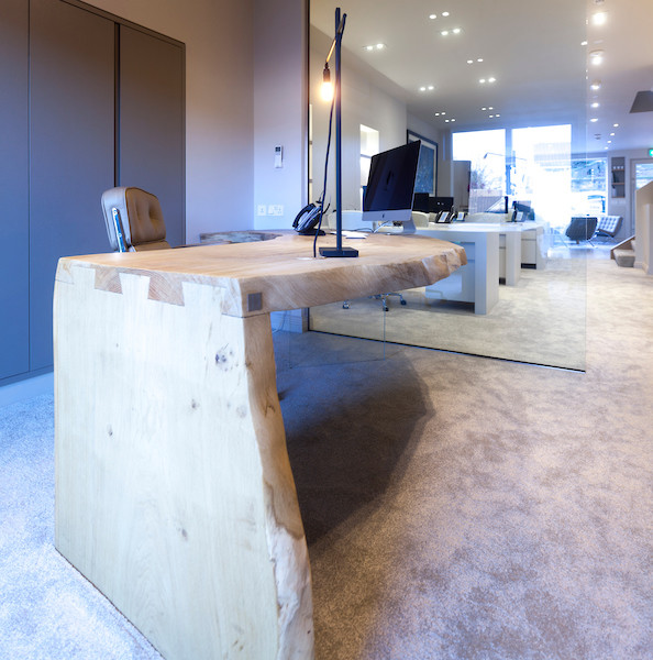 Cette image montre un grand bureau design de type studio avec un mur blanc, un sol en carrelage de céramique et un bureau intégré.