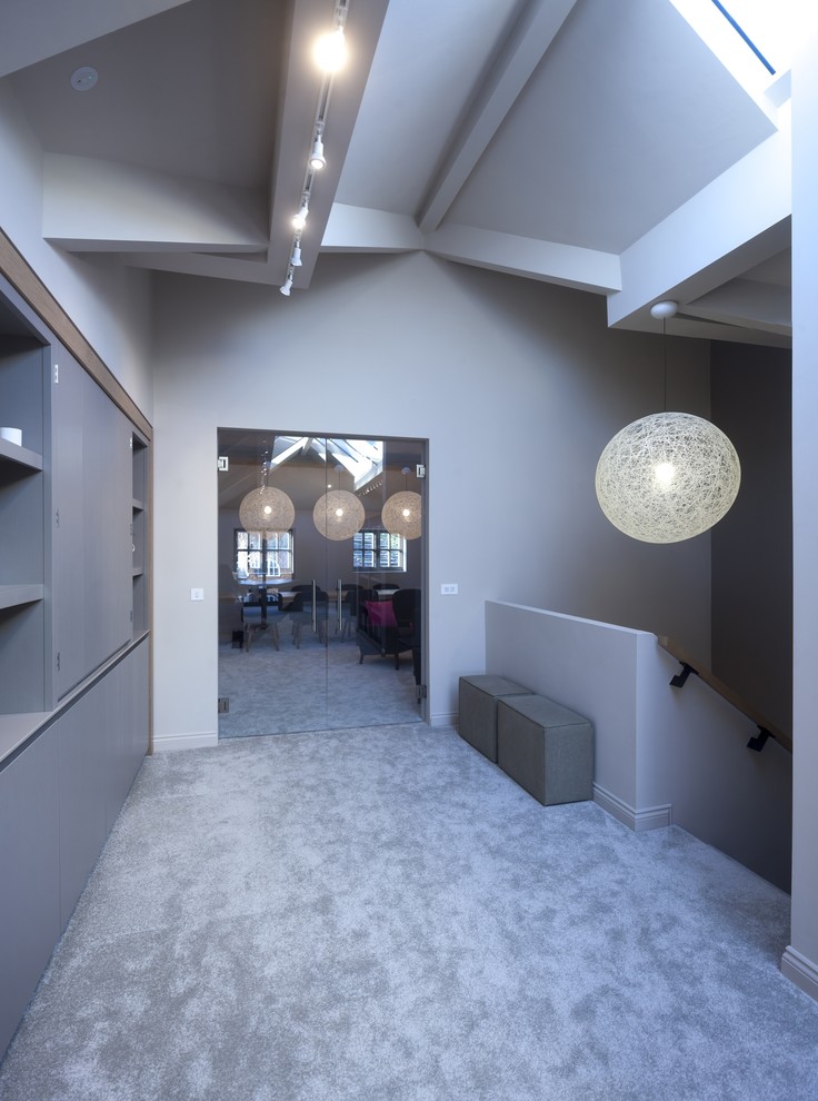 チェシャーにある高級な広いコンテンポラリースタイルのおしゃれなアトリエ・スタジオ (白い壁、セラミックタイルの床、造り付け机) の写真