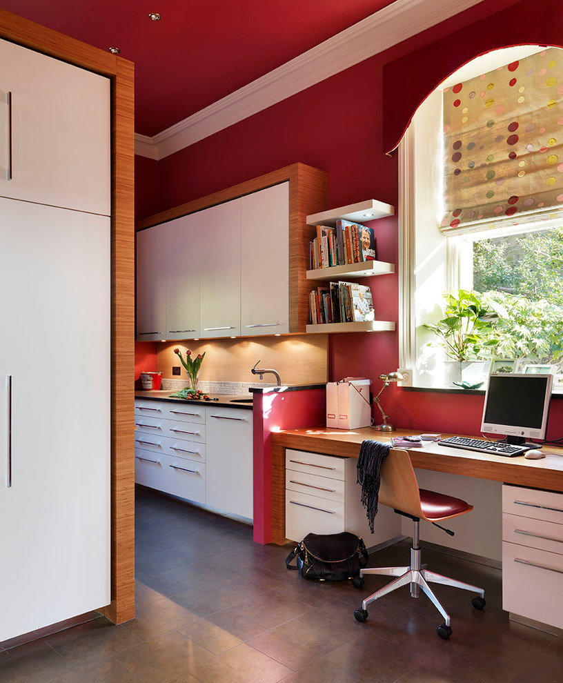 Ispirazione per un ufficio minimal di medie dimensioni con pareti rosse, pavimento in vinile, nessun camino e scrivania incassata