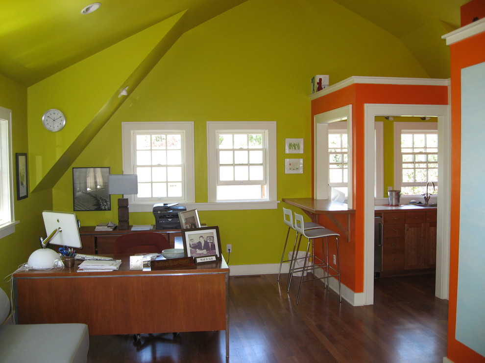 Foto di un piccolo ufficio boho chic con pareti verdi, pavimento in legno massello medio e scrivania autoportante