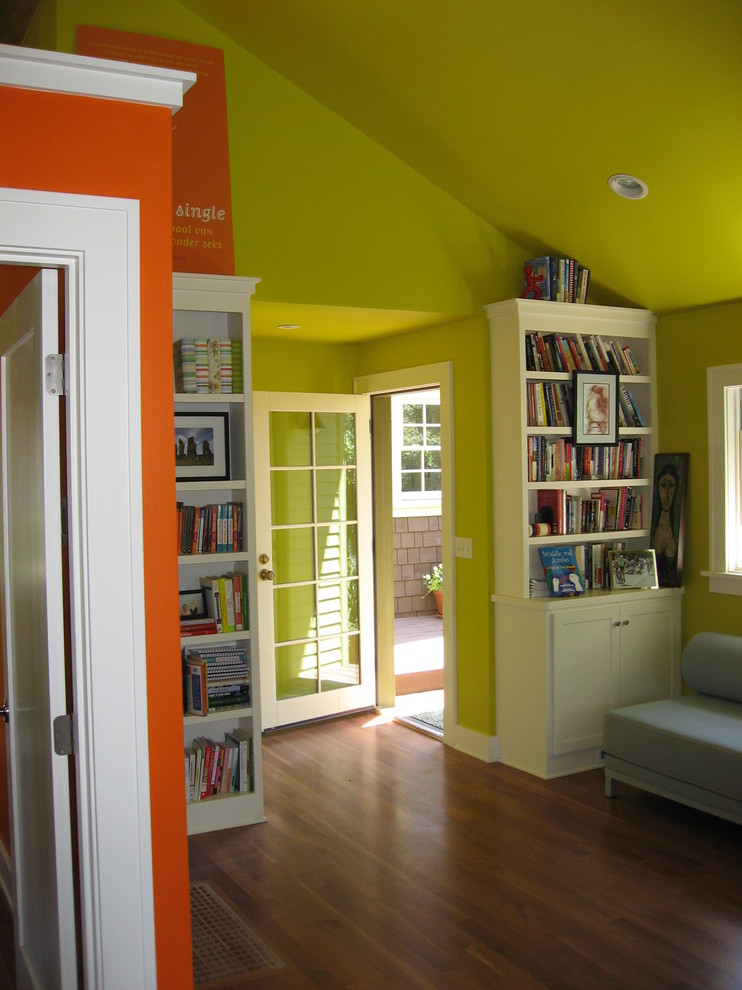Idéer för att renovera ett litet eklektiskt hemmabibliotek, med gröna väggar, mellanmörkt trägolv och ett fristående skrivbord