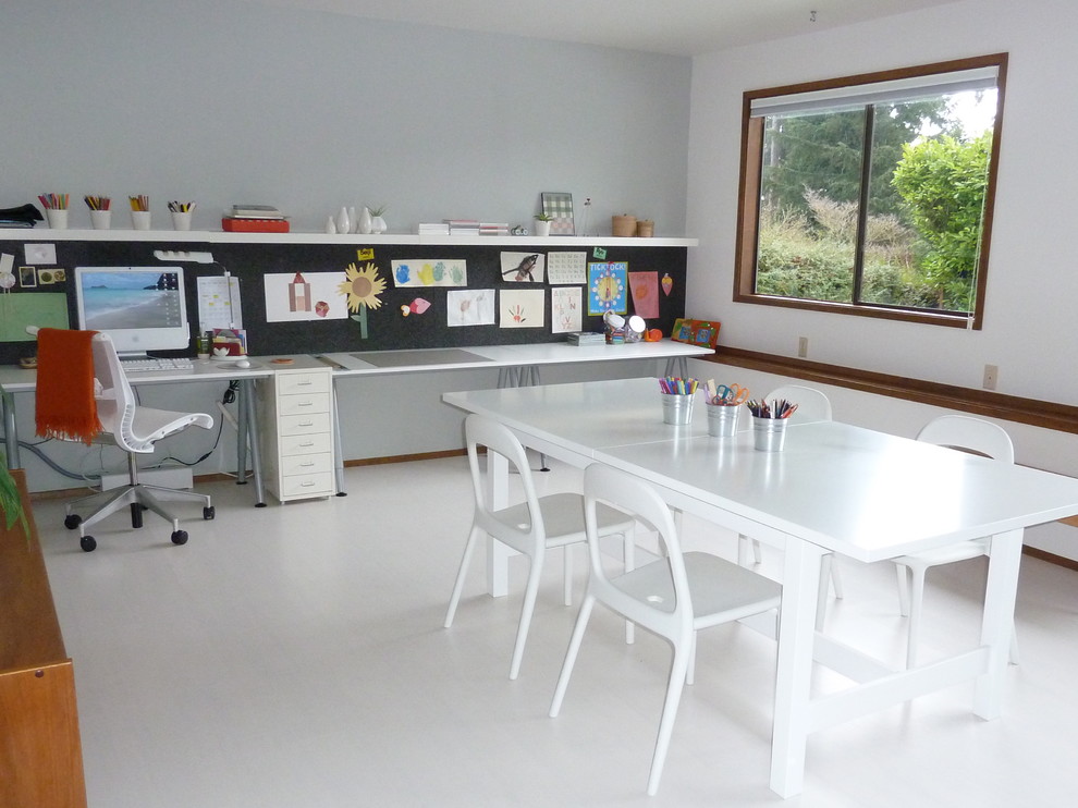 Example of a minimalist home office design in Seattle