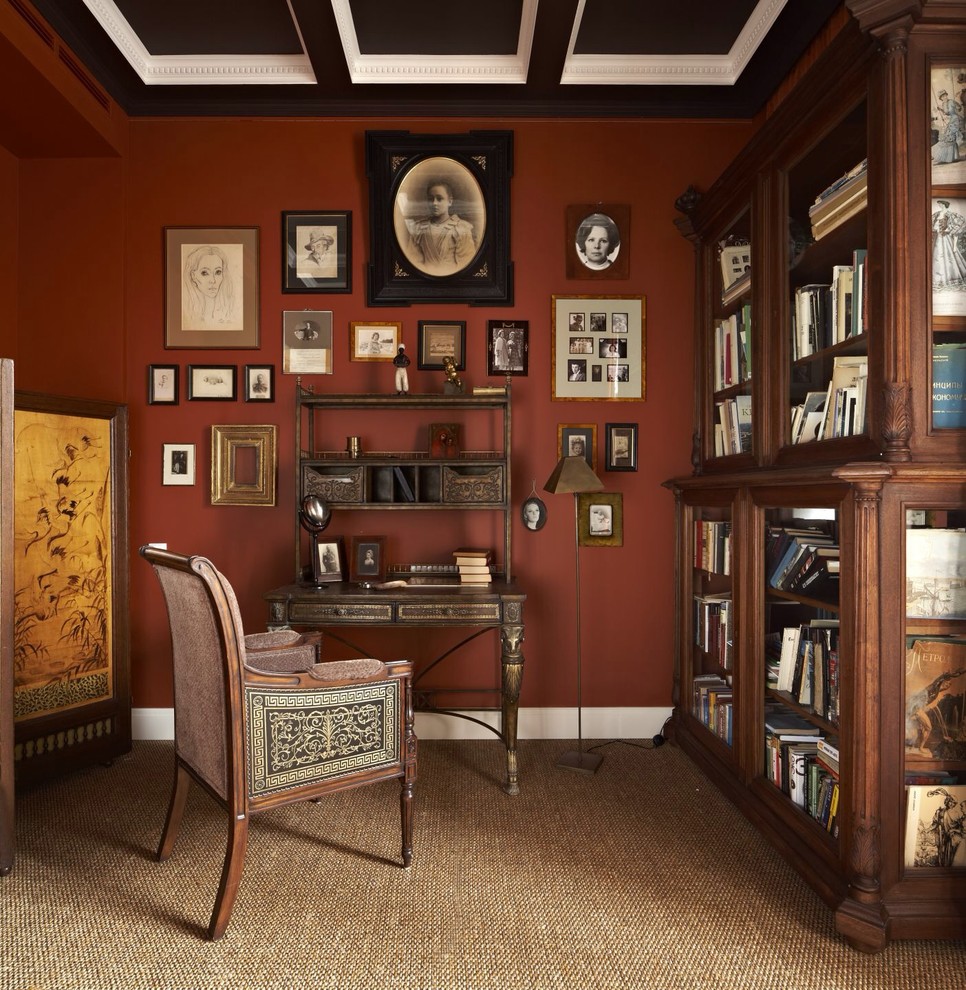 モスクワにあるヴィクトリアン調のおしゃれなホームオフィス・書斎の写真