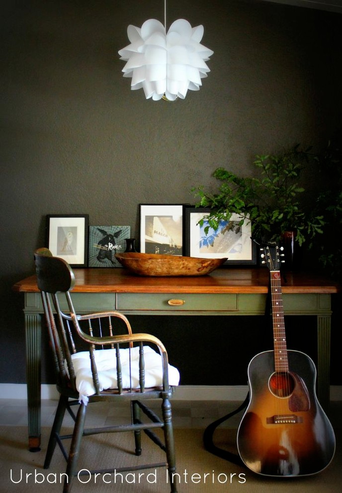Immagine di un piccolo ufficio eclettico con pareti grigie, scrivania autoportante, pavimento in pietra calcarea e nessun camino