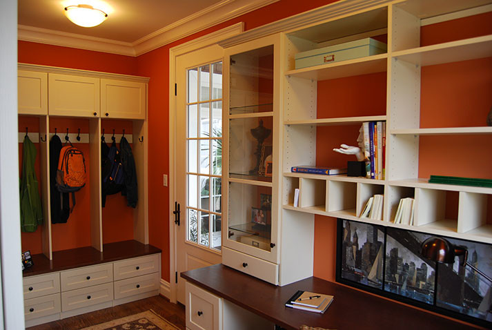 Esempio di uno studio tradizionale con pareti arancioni, pavimento in legno massello medio e scrivania incassata