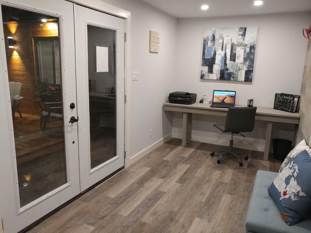 Kleines Modernes Arbeitszimmer ohne Kamin mit Studio, bunten Wänden, Vinylboden, Einbau-Schreibtisch und buntem Boden in Toronto