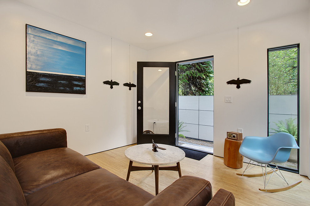 Ejemplo de despacho minimalista pequeño con paredes blancas