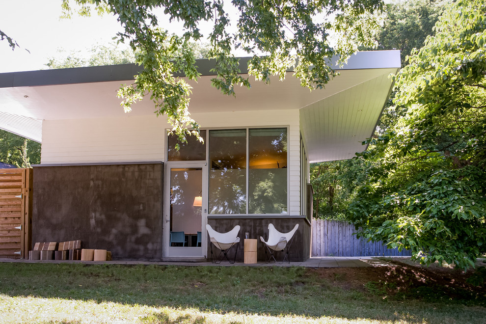 Пример оригинального дизайна: маленькая домашняя мастерская в стиле модернизм с белыми стенами и бетонным полом для на участке и в саду