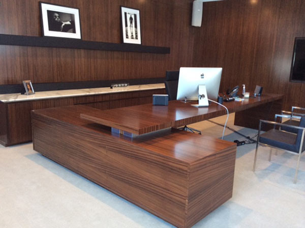 Diseño de estudio moderno con suelo de mármol y escritorio independiente