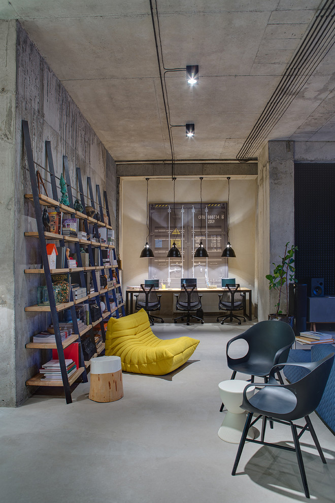 Пример оригинального дизайна: рабочее место в стиле лофт с серыми стенами и отдельно стоящим рабочим столом