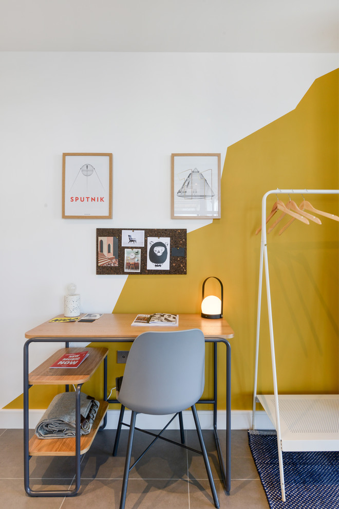 Kleines Eklektisches Arbeitszimmer mit Arbeitsplatz, weißer Wandfarbe, freistehendem Schreibtisch und braunem Boden in London