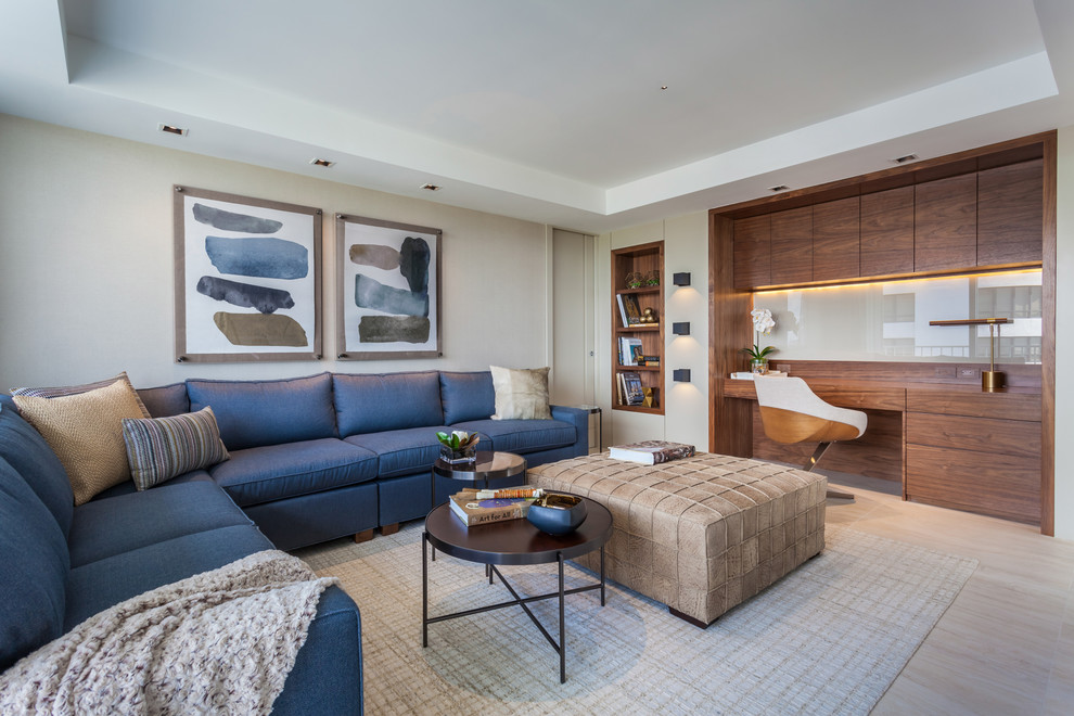 Großes Modernes Lesezimmer ohne Kamin mit beiger Wandfarbe, Keramikboden, Einbau-Schreibtisch und beigem Boden in Miami