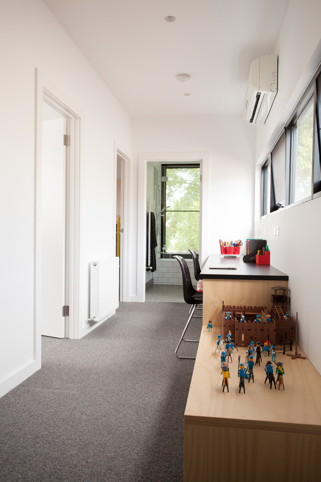Idée de décoration pour un bureau design de taille moyenne avec un mur blanc, moquette et un bureau intégré.