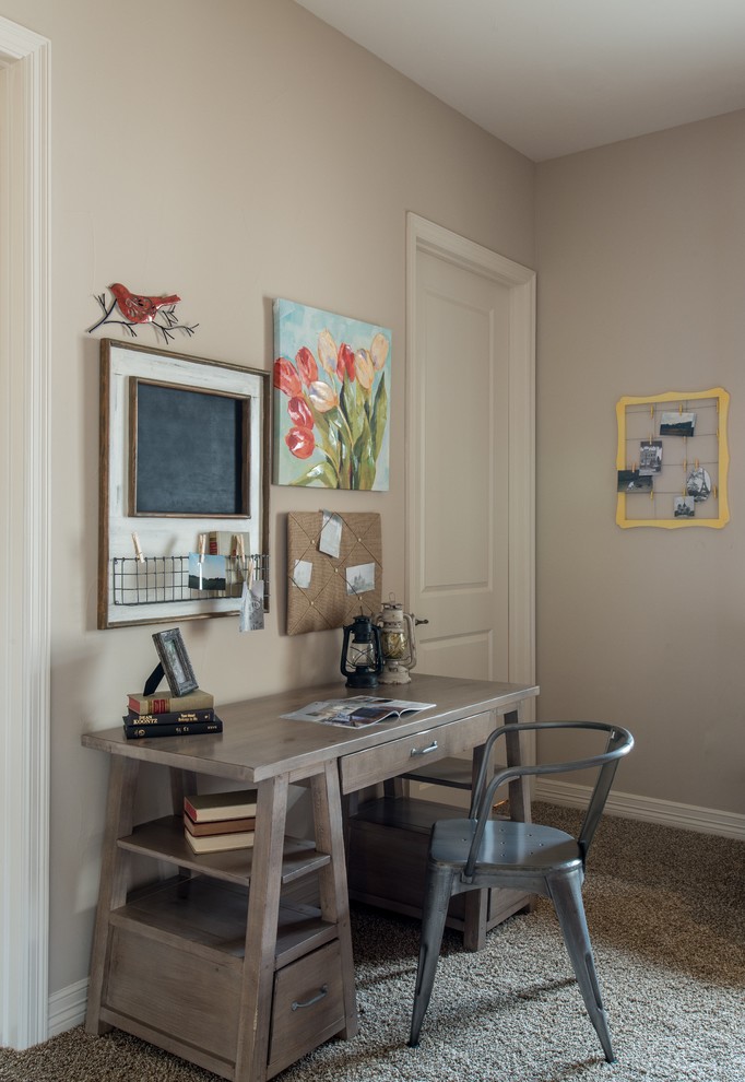 オースティンにあるエクレクティックスタイルのおしゃれな書斎 (グレーの壁、カーペット敷き、自立型机) の写真
