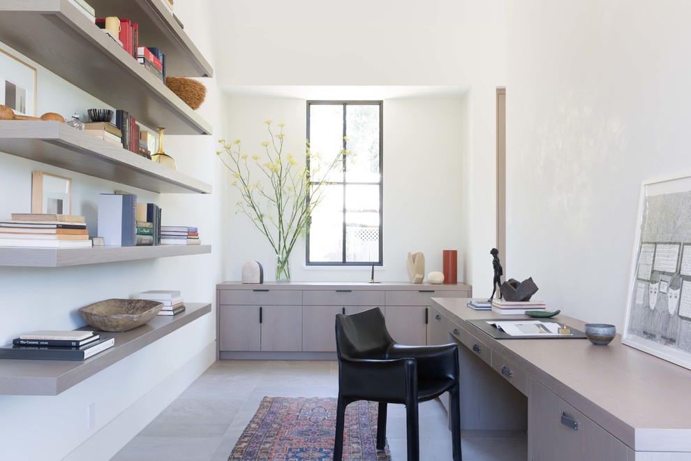 Landhausstil Arbeitszimmer ohne Kamin mit Arbeitsplatz, weißer Wandfarbe, Einbau-Schreibtisch und grauem Boden in San Francisco