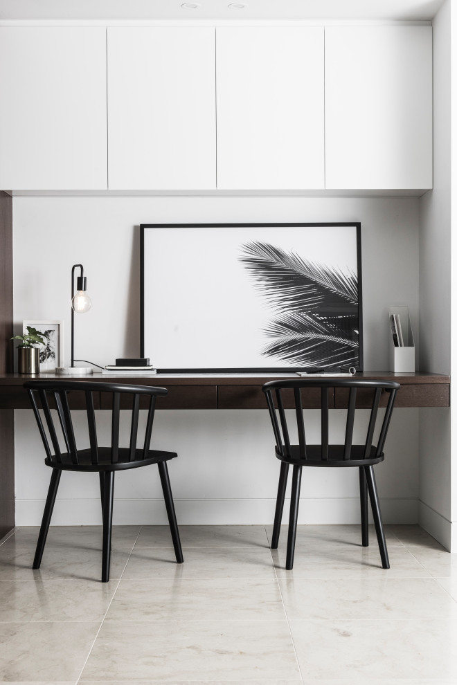 Cette image montre un bureau design de taille moyenne avec un mur blanc, un bureau intégré et un sol gris.