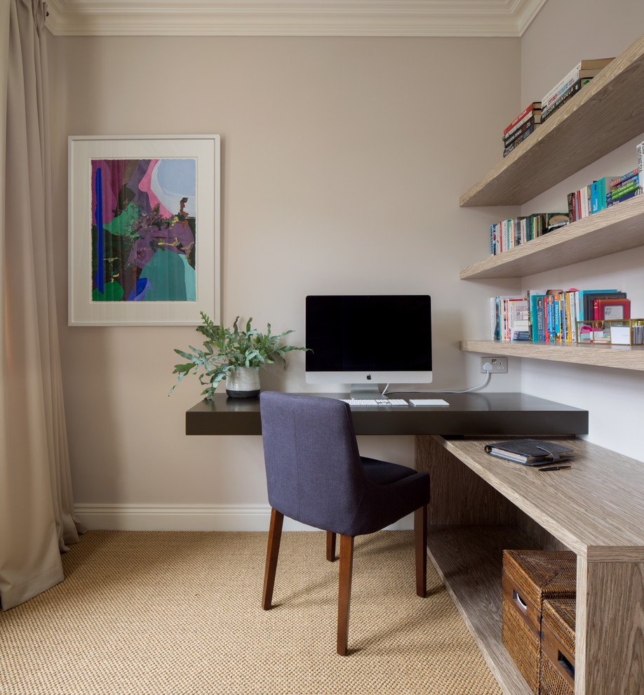 Kleines Klassisches Arbeitszimmer mit Arbeitsplatz, beiger Wandfarbe, Einbau-Schreibtisch, beigem Boden und Teppichboden in London