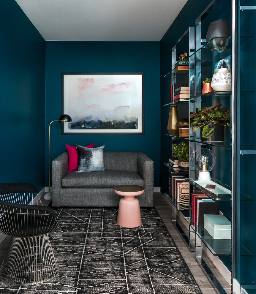 Cette photo montre un bureau moderne avec un mur bleu et un sol en vinyl.